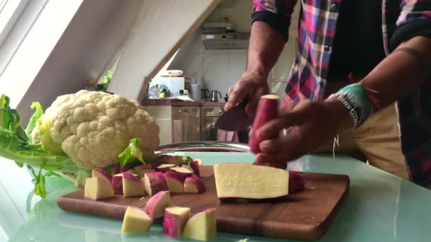 Alacsony Látószögű Kilátás Férfi Aprító Zöldségek Otthon Ebédre — Stock videók