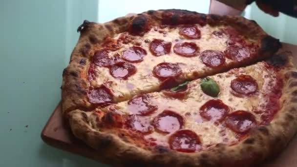 Video Rallentatore Dell Uomo Che Prepara Pizza Casa Pranzo Sec — Video Stock
