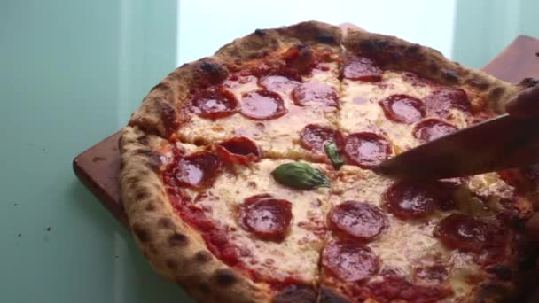 スローモーションビデオの男調理ピザにホームで昼食 — ストック動画