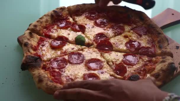 Медленное Видео Человек Готовит Пиццу Дома Обед Сек — стоковое видео
