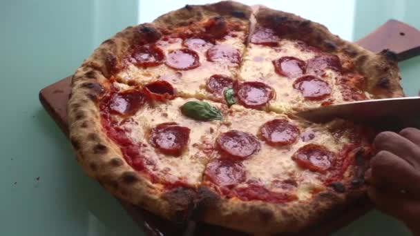 Zeitlupenvideo Eines Mannes Der Hause Pizza Für Das Mittagessen Zubereitet — Stockvideo