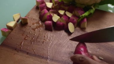 Yüksek açılı erkek, evde sebze hazırlıyor.