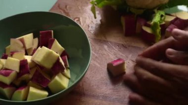 Yüksek açılı erkek, evde sebze hazırlıyor.