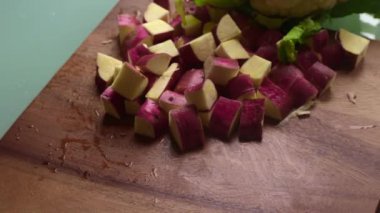 Yüksek açılı erkek, evde sebze hazırlıyor.