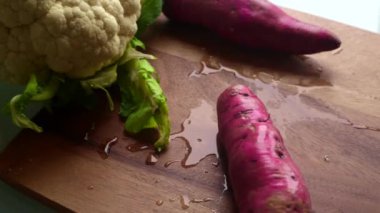 Yüksek açılı erkek, evde sebze hazırlıyor.