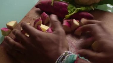 Yüksek açılı erkek, evde sebze hazırlıyor.