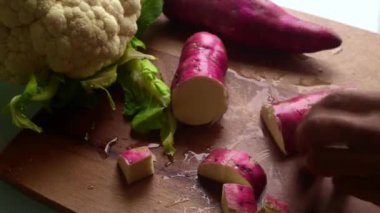 Yüksek açılı erkek, evde sebze hazırlıyor.