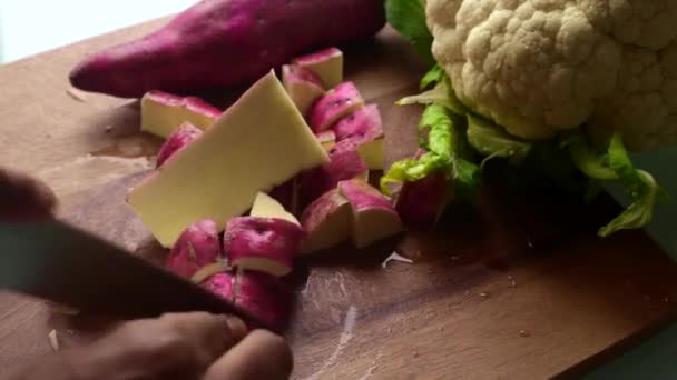 Hoge Hoek Uitzicht Man Voorbereiding Van Groenten Keuken Thuis — Stockvideo