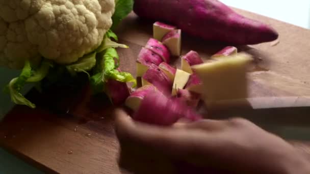 Високий Кут Зору Чоловік Готує Овочі Кухні Вдома — стокове відео