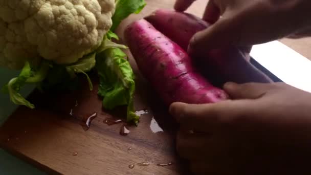 Vista Alto Ángulo Macho Preparando Verduras Cocina Casa — Vídeos de Stock