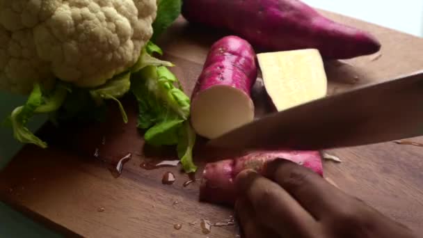 Vue Grand Angle Mâle Préparant Des Légumes Dans Cuisine Maison — Video