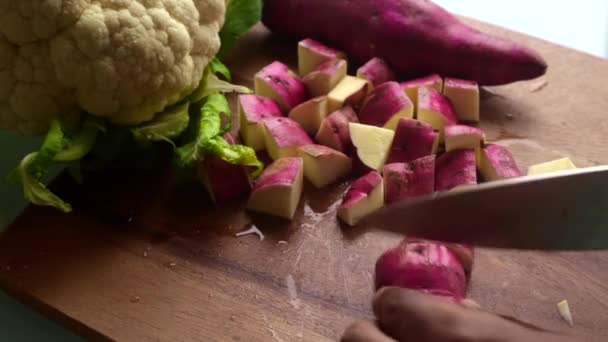 Vista Alto Ángulo Macho Preparando Verduras Cocina Casa — Vídeos de Stock