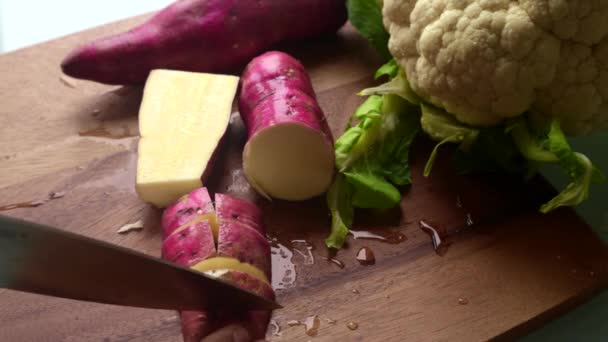 Vue Grand Angle Mâle Préparant Des Légumes Dans Cuisine Maison — Video