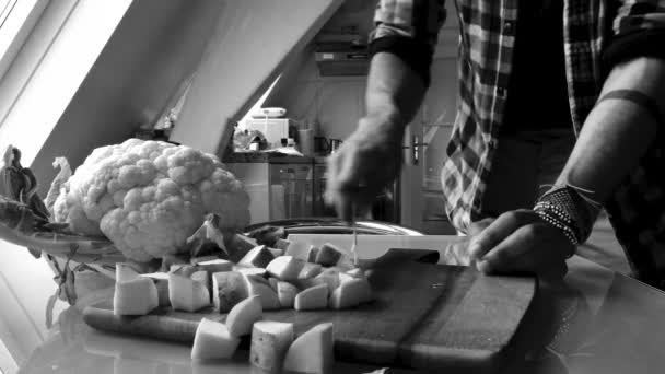 Медленное Видео Движения Человека Готовящего Овощи Кухне Сек — стоковое видео