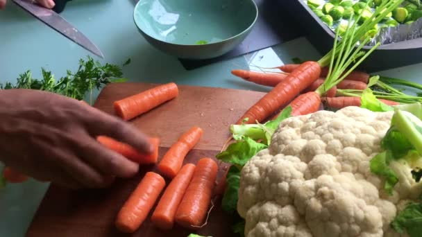 주방에서 야채를 준비하는 사람의 비디오 — 비디오
