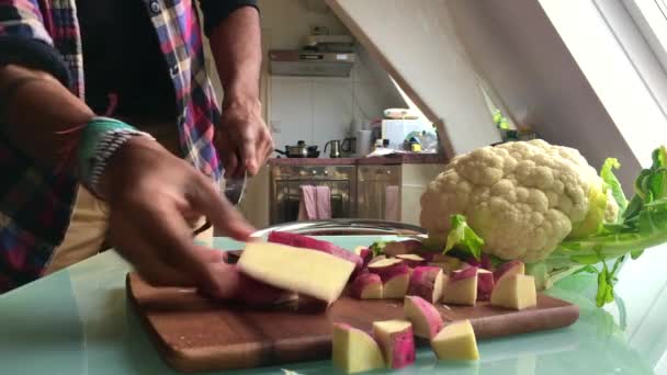 Αργή Κίνηση Βίντεο Του Ατόμου Προετοιμασία Λαχανικών Στην Κουζίνα Sec — Αρχείο Βίντεο