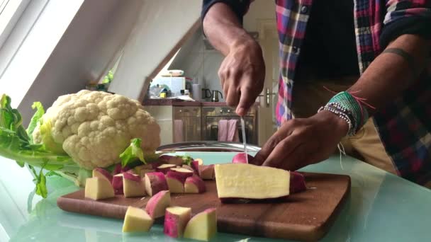 Vídeo Câmera Lenta Pessoa Preparando Legumes Cozinha Seg — Vídeo de Stock