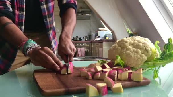 주방에서 야채를 준비하는 사람의 비디오 — 비디오