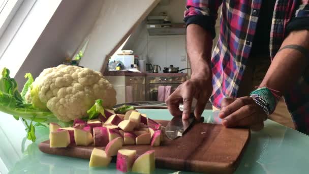 キッチンで野菜を準備する人のスローモーションビデオ — ストック動画