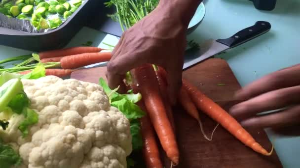 Медленное Видео Движения Человека Готовящего Овощи Кухне Сек — стоковое видео