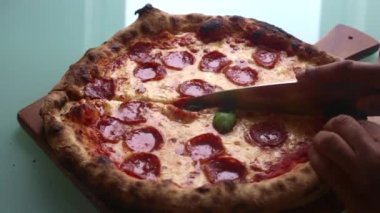 Öğle yemeği için evde pizza hazırlayan kişi yavaş hareket ediyor. 15 'lik.