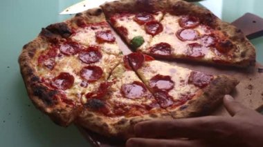 Öğle yemeği için evde pizza hazırlayan kişi yavaş hareket ediyor. 15 'lik.