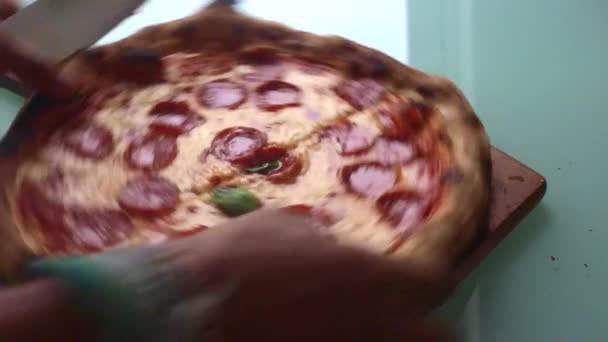 Zeitlupe Des Mannes Der Hause Pizza Für Das Mittagessen Zubereitet — Stockvideo