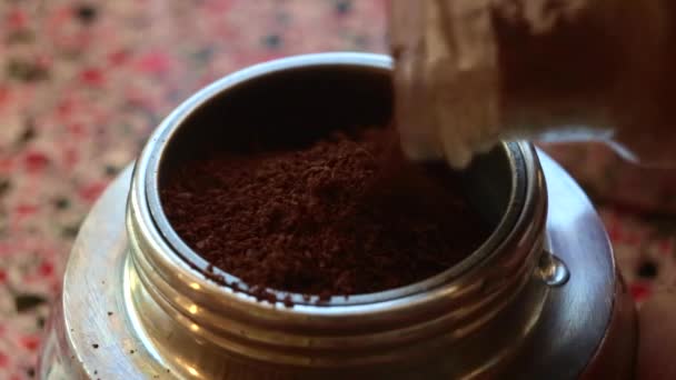用莫卡咖啡壶25杯煮咖啡的宏观视图 — 图库视频影像