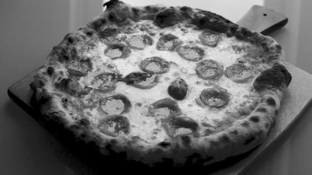 Movimento Lento Pessoa Que Prepara Pizza Casa Para Almoço — Vídeo de Stock