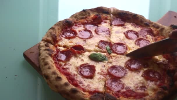 Mouvement Lent Homme Préparant Pizza Maison Pour Déjeuner 15S — Video