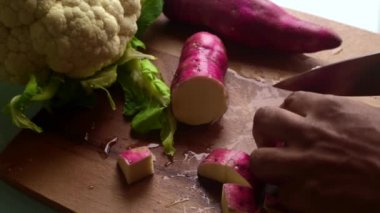 Mutfakta sebze hazırlayan kişinin yavaş çekim videosu. 