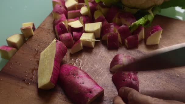 台所で野菜を準備する人のスローモーションビデオ — ストック動画