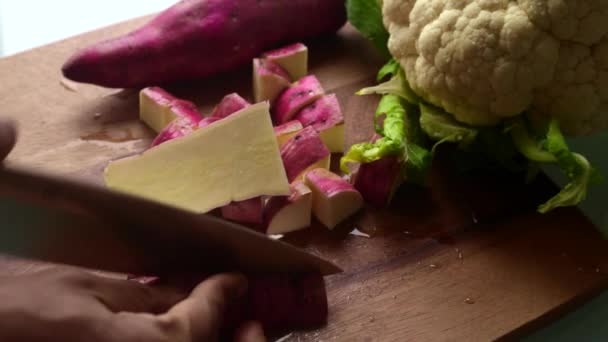 Αργή Κίνηση Βίντεο Του Ατόμου Προετοιμασία Λαχανικών Στην Κουζίνα — Αρχείο Βίντεο