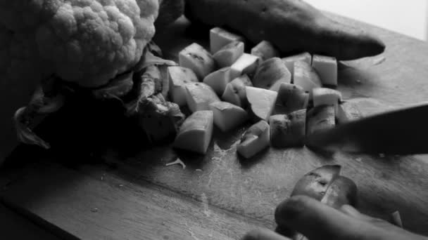 Vídeo Cámara Lenta Una Persona Preparando Verduras Cocina — Vídeos de Stock