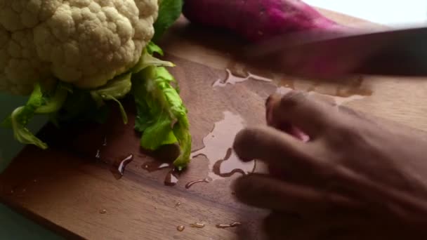 Zeitlupenvideo Einer Person Die Gemüse Der Küche Zubereitet — Stockvideo