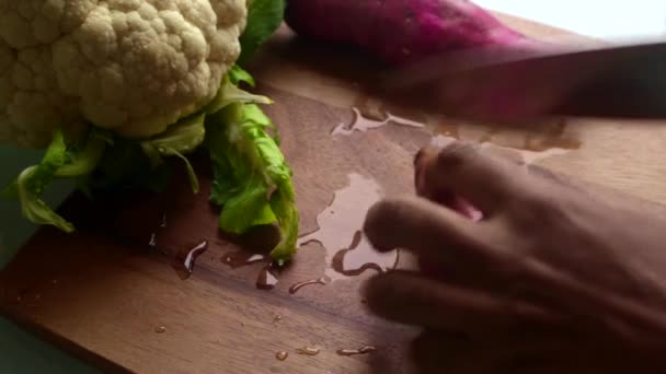 Vídeo Cámara Lenta Una Persona Preparando Verduras Cocina — Vídeos de Stock