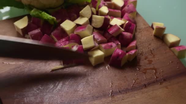 Vídeo Câmera Lenta Pessoa Preparando Legumes Cozinha — Vídeo de Stock