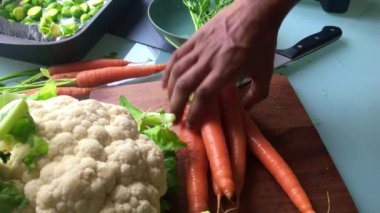 Mutfakta sebze hazırlayan kişinin yavaş çekim videosu. 