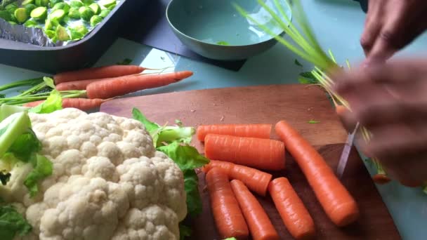 在厨房里准备蔬菜的慢镜头 — 图库视频影像