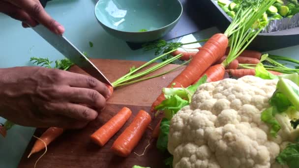 Медленное Видео Человек Готовит Овощи Кухне — стоковое видео