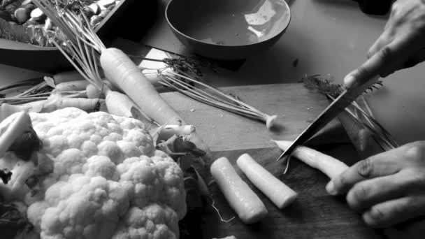 Vídeo Cámara Lenta Una Persona Preparando Verduras Cocina — Vídeo de stock