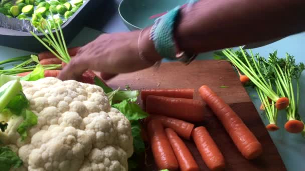 在厨房里准备蔬菜的慢镜头 — 图库视频影像