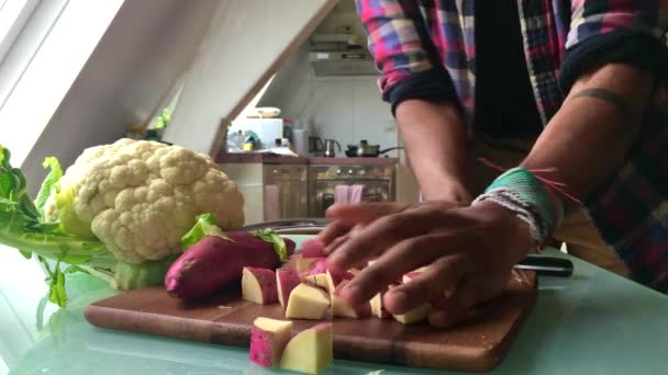 Повільне Відео Руху Людини Готує Овочі Кухні — стокове відео
