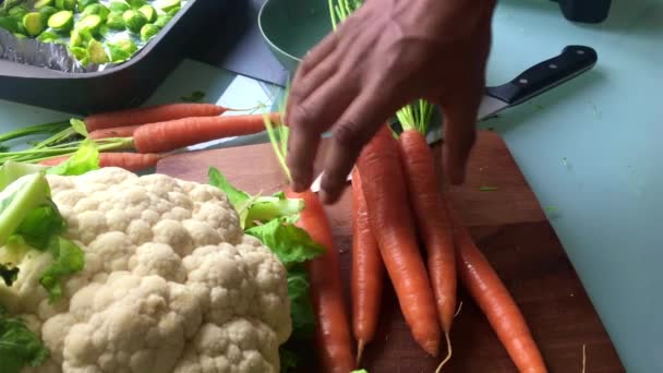 Vídeo Cámara Lenta Una Persona Preparando Verduras Cocina — Vídeo de stock