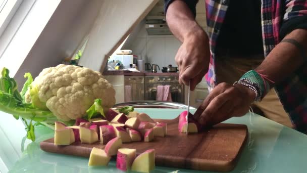 Zeitlupenvideo Einer Person Die Gemüse Der Küche Zubereitet — Stockvideo