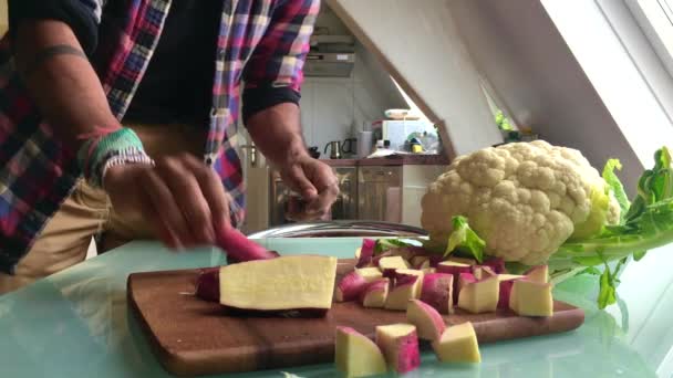 Slow Motion Video Van Persoon Die Groenten Bereidt Keuken — Stockvideo