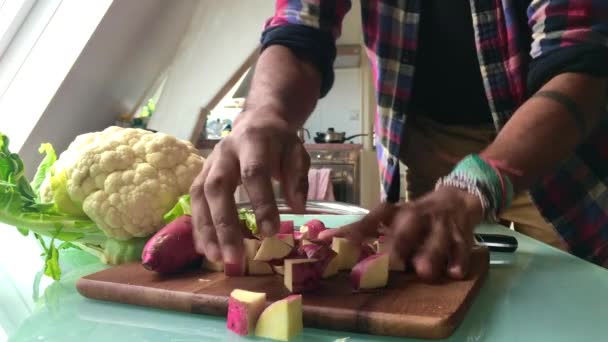 Vídeo Cámara Lenta Una Persona Preparando Verduras Cocina — Vídeo de stock