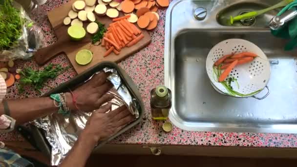 Homme Vue Grand Angle Préparant Des Légumes Dans Cuisine — Video