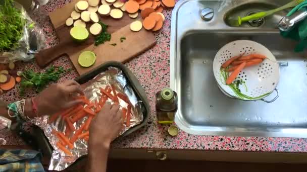 Alto Ángulo Visión Hombre Preparando Verduras Cocina — Vídeos de Stock