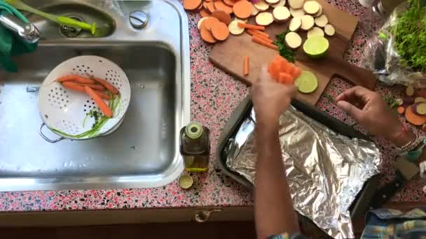 Υψηλής Γωνίας Άνθρωπος Προβολή Προετοιμασία Veggies Στην Κουζίνα — Αρχείο Βίντεο